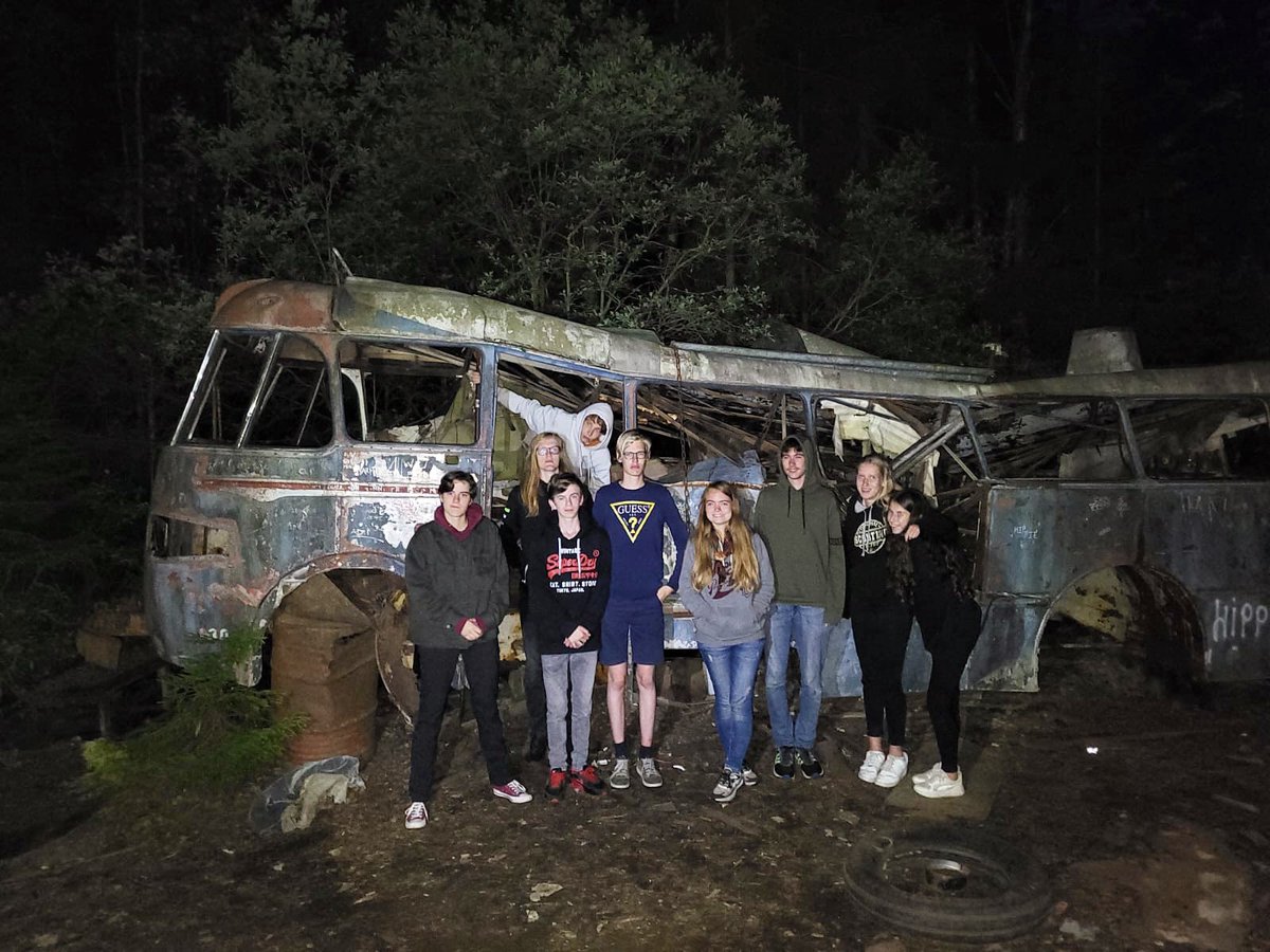 sw3lbp's tweet image. De zomerkampen zijn alweer bijna voorbij. Alle welpen en bevers zijn inmiddels al weer thuis. De #explorers van de #EA595 hadden gisteravond een nachtspel op een autokerkhof. Spannend! 🚗 #zomerkamp #zoka #scouting #sw3lbp #zweden #nachtspel #spannend