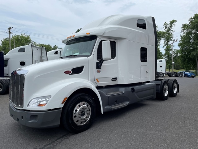 PeterbiltMotors's tweet photo. Get behind the wheel of this 2021 Peterbilt Model 579 today at Hunter Peterbilt of Clarksburg. Two are available now. #RedOval certified #PeterbiltPride
https://t.co/8hBhYZmNA5 https://t.co/XH865LVLv5