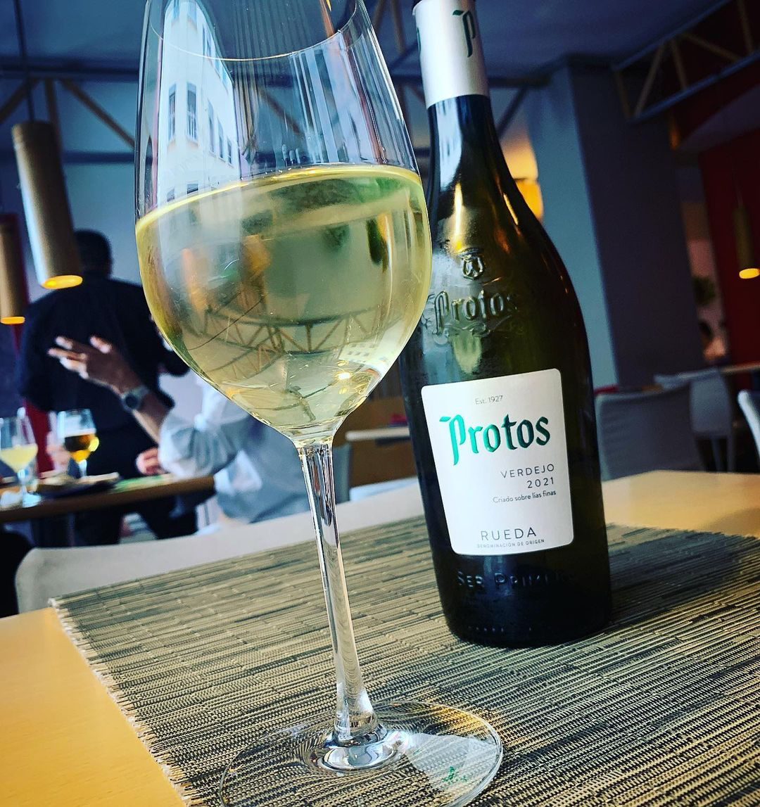 Bodegas_Protos's tweet photo. Levantad la mano quien desea comenzar el fin de semana disfrutando de la frescura de #ProtosVerdejo. 🙌💚
#DORueda #ProtosVerdejo #vinoblanco #wineProtos #bodegas #VinoEspaña #vino 📷 hitcooking (IG) https://t.co/Om7vPSTtoe