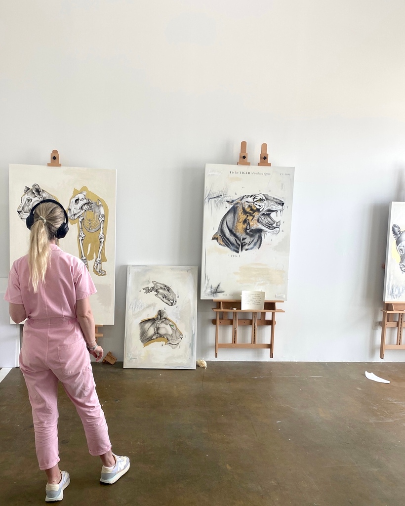 _Waggs's tweet photo. Paint the days away…#contemporarycurator
#artcollectors
#naturemorte
#contemporaryartists
#figurativeart
#academicart
#artmusuem
#drawingoftheday 
#elizabethwaggett https://t.co/0QaUHWw2pc