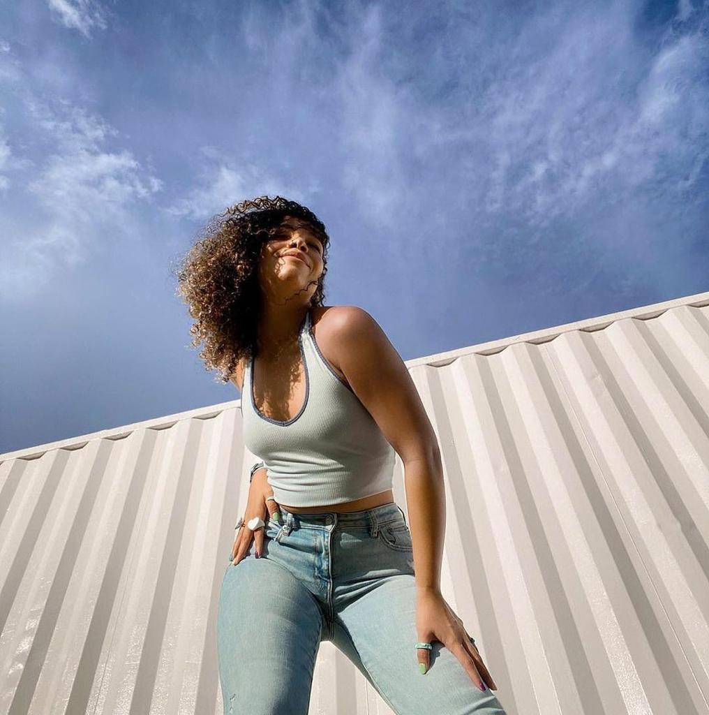 Oh sale yes! Rebajas de hasta el 40% off en ref. seleccionadas. Aplica en ae.com.co, tiendas físicas y whatsapp. 💙😎🤩