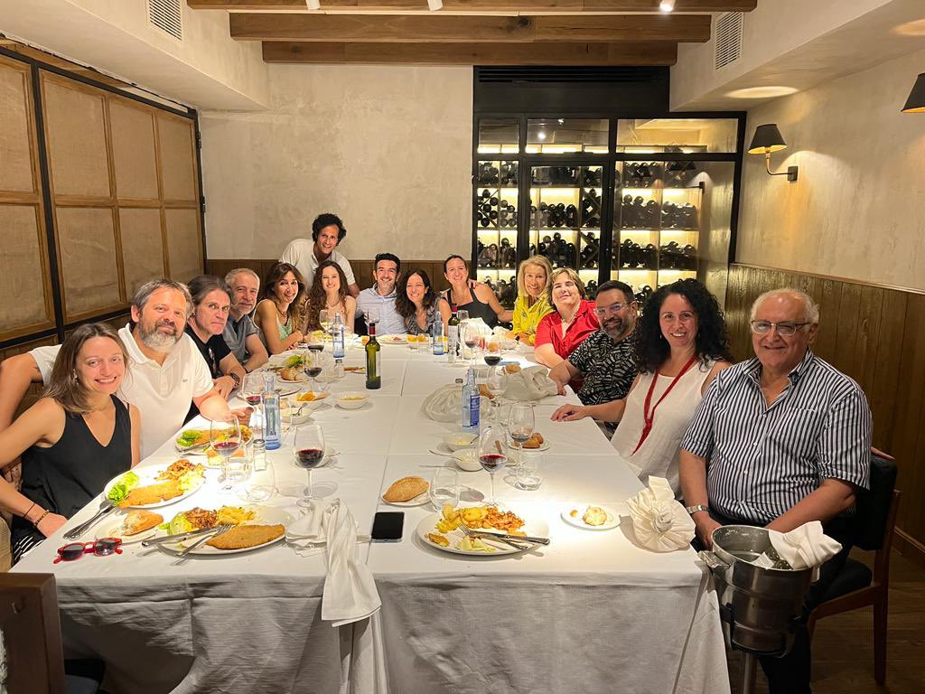 teresadocio's tweet photo. Cena de la Gala final y foto fin de fiesta con los trofeos del amigo invisible. https://t.co/0WH8a5KqLp