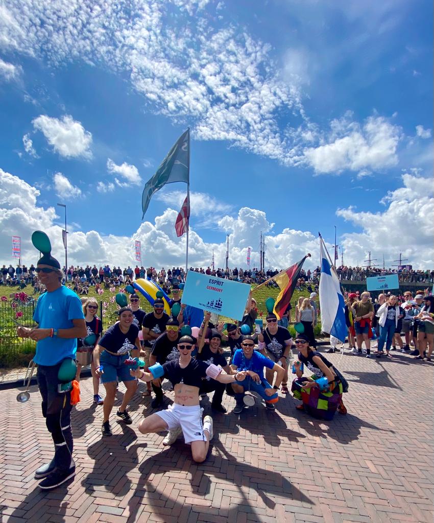 De Crew Parade is van start! De crew en trainees van alle schepen lopen samen door het centrum van #Harlingen. Één groot feest vol gezelligheid. 💃🕺🎶
De Crew Parade eindigt op de Harbour Stage waar ook de prijsuitreiking plaatsvindt! De prijsuitreiking start om 16:30. #TSRH2022