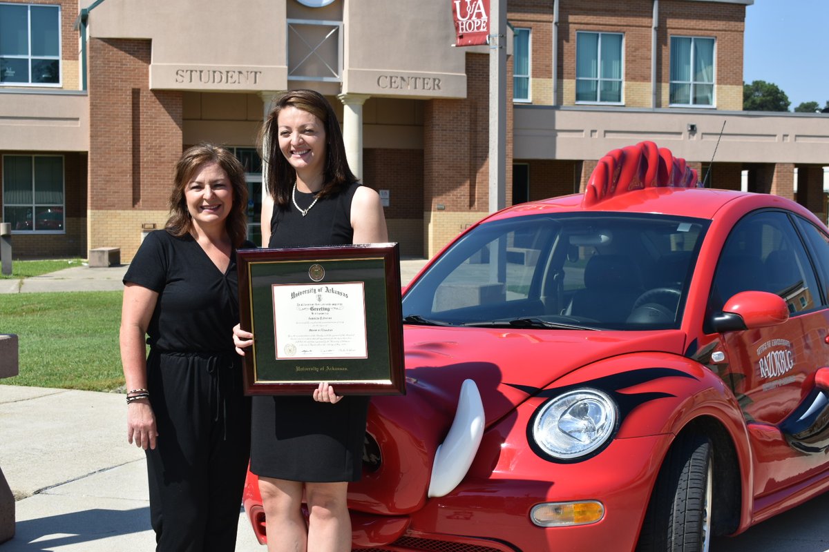 UARKOnline's tweet photo. #RazorBugTour Graduate Spotlight 🎓🌟 Congrats, Gabrielle Patterson!

Gabrielle was presented her diploma for M.Ed in community college leadership. Michael Hevel handed it to her in person on the campus of the @UAHopeTexarkana where she teaches history. #education #onlinedegree https://t.co/rdcSOFqLFz
