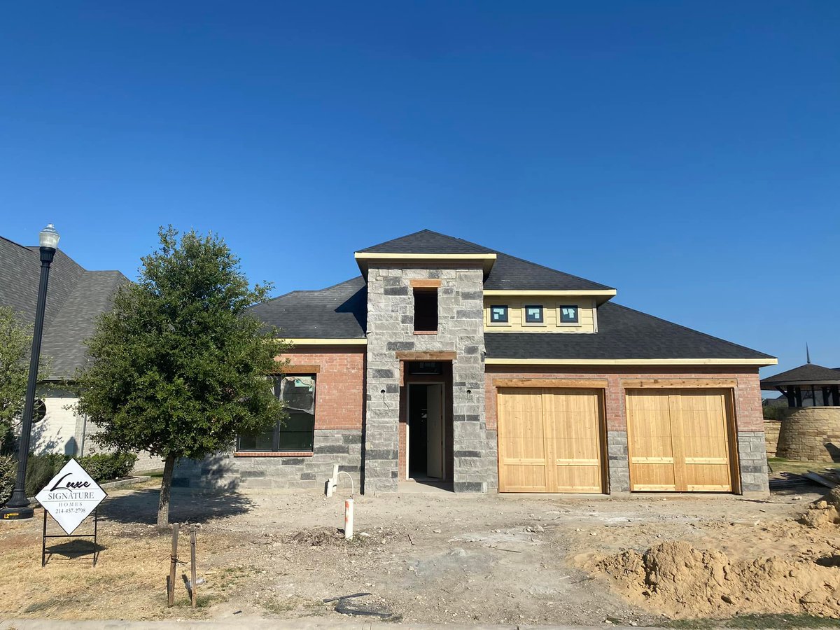 LuxeSignatureH1's tweet photo. UNDER CONSTRUCTION🚧🛠

Luxe Signature Homes is in the process of delivering another unbelievable product for an unbelievable customer! 💙

Stay tuned..we will reveal the custom build once it’s completed.
#realestate #dreamhome #texasrealestate #underconstruction #workinprogress https://t.co/fZwLDySPxL