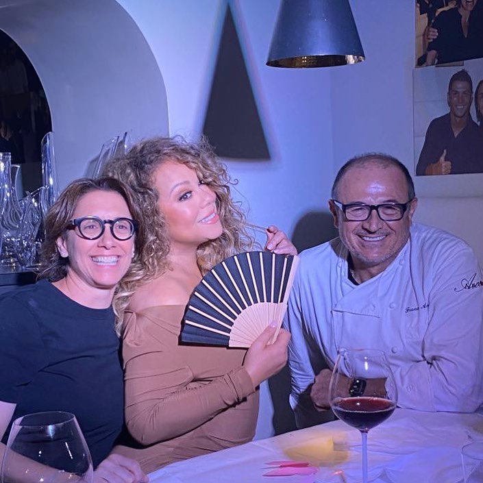 .<a href="/MariahCarey/">Mariah Carey</a> pictured in Capri 😍

(📸: Mia &amp; Chef Franco)