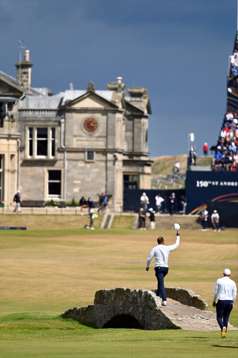 A special walk up 18 for <a href="/TigerWoods/">Tiger Woods</a> 👏