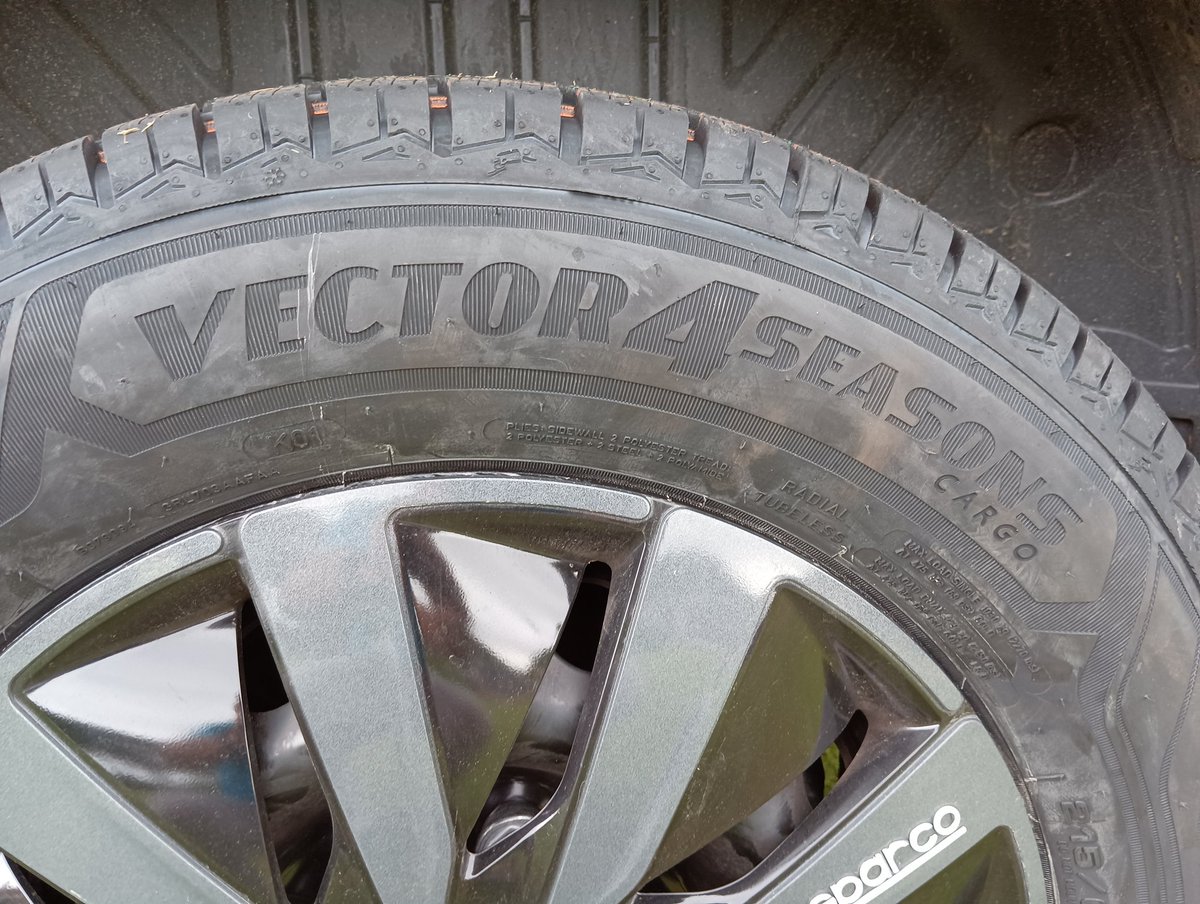 Pedro49043064's tweet photo. @AfectaGoodyear @FordSpain @Goodyear_Es En mi caso. 4000 km mismas ruedas. Presentada reclamación en Ford Autoavisa (Gijón) C/Max Planck. Reclaman (según ellos) a GoodYear y les envían reemplazo de los 4 neumáticos por unas Vector4Seasons. Por parte de los concesionarios y GoodYear no entiendo a unos si y otros no.... https://t.co/jQRkKs1Aw1