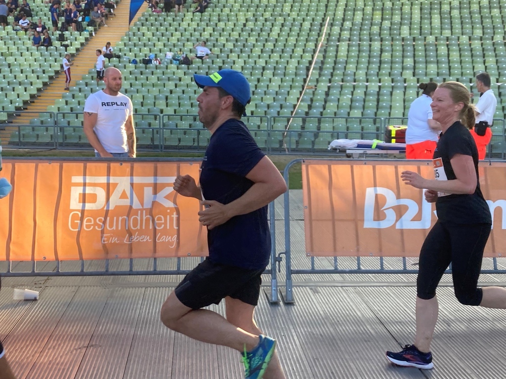 BLUE_relocation's tweet photo. After two years of cancellations due to Covid-19, B2Run Munich made its triumphant return on Tuesday evening at Olympiapark. It was a fantastic turnout, and Team Blue was there.
Many thanks to all our runners and Team BLUE fans for their great support.

#bluerelocation #b2run https://t.co/yGyBkTMI2o