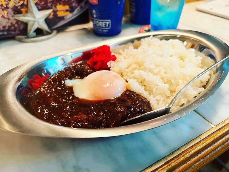 hm_currycell's tweet photo. ということで久々のゴールデン街。
#マツコの知らない世界 #ゴールデン街 で紹介された牛すじカレーをば。
コラーゲンの粘りと甘くない辛み。どことなく『ニューキャッスル』の辛来飯にも似たような。
#5Gallons
#カレーライス https://t.co/iDBWuq5lE3