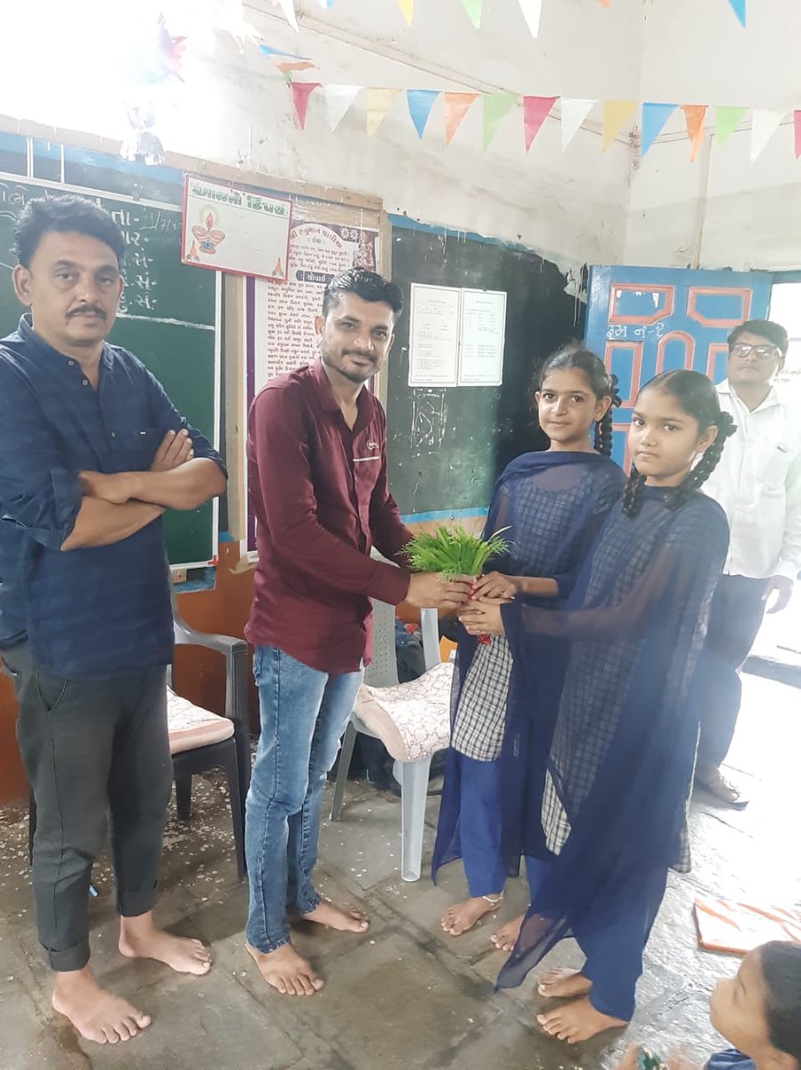 hardev_vala's tweet photo. સુરત જિલલ્લાની બોરીગાળા પ્રાથમિક શાળામાં શાળાનાં બાળકો અને શાળા પરિવાર દ્વારા મારુ પુષ્પગુચ્છ આપી સ્વાગત કરવામાં આવ્યું.

સંપૂર્ણ નિષ્ઠા પૂર્વક મારી ફરજને નિભાવીશ.

શાળા પરિવારનો ખૂબ ખૂબ આભાર 
#Borigala #PrimarySchool https://t.co/FgqsjHUmNp