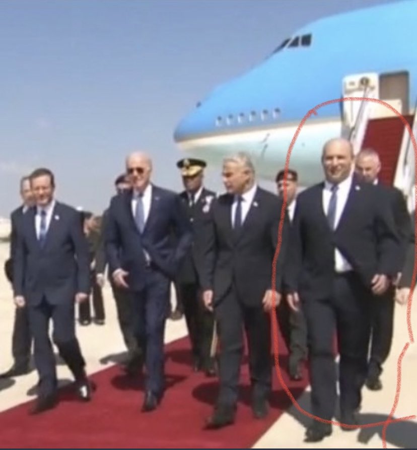 naftalibennett7's tweet photo. אזרחי ישראל
אולי אני לא על השטיח האדום
אבל אני מהימין לימין https://t.co/8wcDHsUFW3