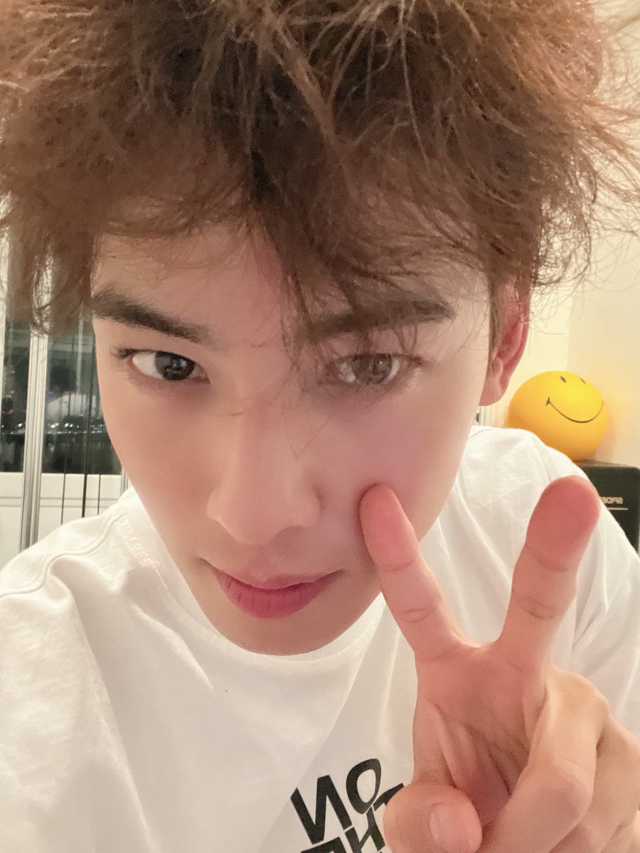 chaeunwoodaily's tweet photo. an update from @offclASTRO..

낼 만나요😚
모두들 구빠암🌙

trans:
see you tomorrow
goodnight everyone

220715
#ChaEunWoo | #차은우 | #チャウヌ | #车银优 | #ชาอึนวู | #이동민 | #로하수호 | #아스트로 | #ASTRO https://t.co/0Hr4Wxv8cI