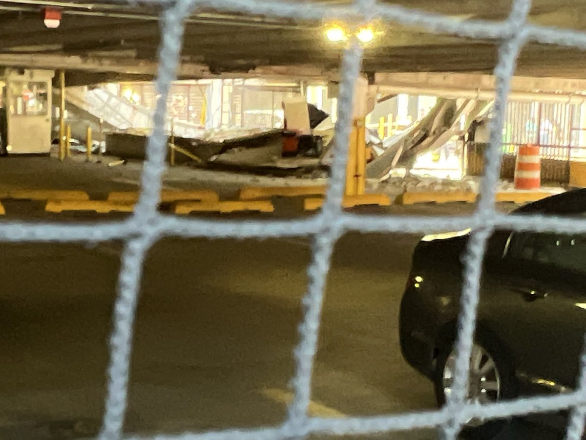 justin_fenton's tweet photo. Happening now: Partial parking garage collapse at 1 E Pratt St https://t.co/gxS9bMZzy8