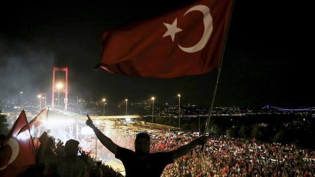 15 Temmuz'da, içimize yerleştirilmiş hainlerin karşısına birer kahramanlık abidesi gibi dikilen asker, polis,sivil tüm vatandaşlarımızı selamlıyorum.  Şehitlerimizi  rahmetle anıyorum. Gazilerimize şükranlarımı sunuyorum.   #15Temmuz