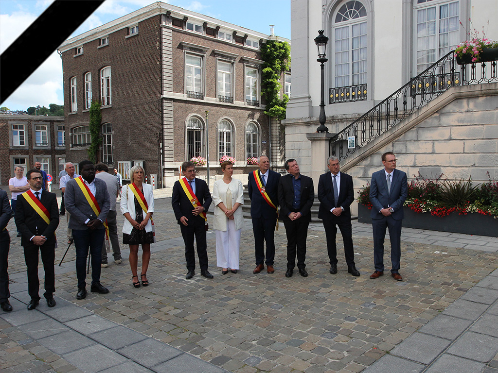 GouverneurLiege's tweet photo. 📢Après Chênée, Limbourg et Pepinster, le Gouverneur de la province de Liège s'est rendu à Verviers pour commémorer les inondations.
La cérémonie a été ponctuée de prises de parole, dépôts de fleurs et autres moments émouvants.
#inondations #chenee #limbourg #pepinster #verviers https://t.co/JlZsjgyRhc