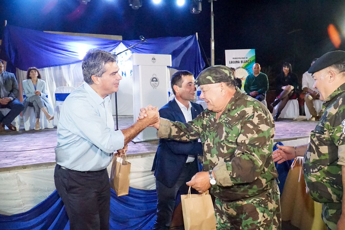 📜 Por último, hicimos entrega de reconocimientos a los primeros pobladores y a los veteranos de Malvinas de la localidad por su enorme compromiso y aporte invaluable por el bienestar de la comunidad y la defensa de la patria.