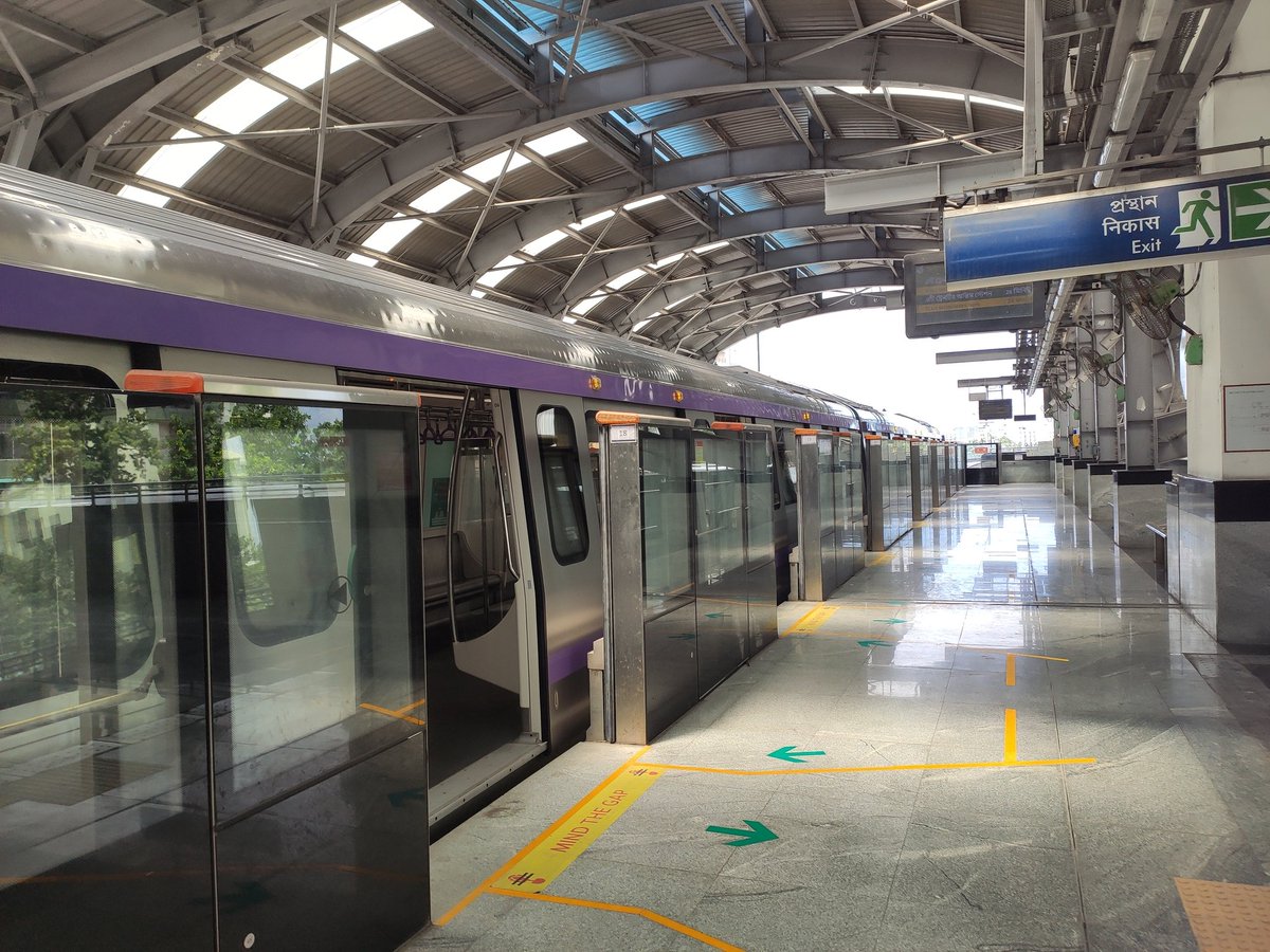 Im_Sandip1's tweet photo. @metrorailwaykol here are few pictures of my first ride in new East West metro railway https://t.co/QM0W9nHP8p