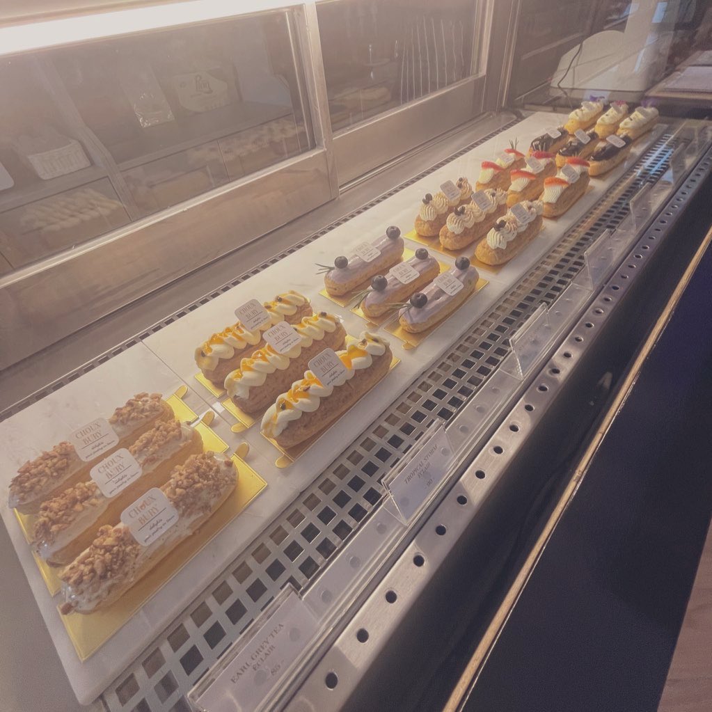 10000cal1's tweet photo. 📌 Chouxberry ( นิมมาน ซ.7)
😋 คาเฟ่สไตล์อังกฤษล่าสุด แห่งนิมมาน หน้าฝนนี้ เพราะคงไม่มีอะไรดีไปกว่าชาร้อนหอมๆกับชูครีม ���ส้ signature คือตัว earl gray หอมชา อร่อย ไม่หวาน แนะนำเลย ได้ฟังอังกฤษสุดๆกับบรรยากาศฝนตก #รีวิวเชียงใหม่ #เชียงใหม่กินอะไรดี #คาเฟ่เชียงใหม่ https://t.co/QMjRgurmde