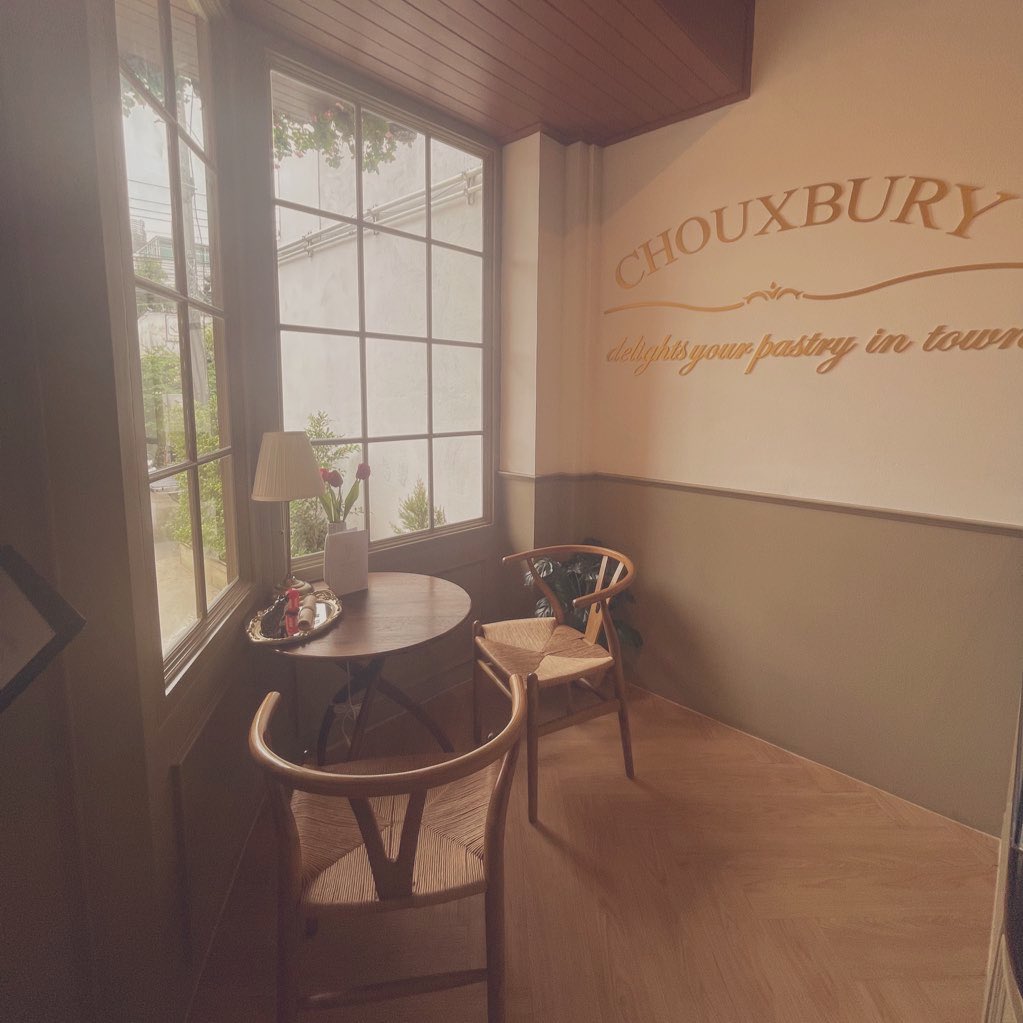 10000cal1's tweet photo. 📌 Chouxberry ( นิมมาน ซ.7)
😋 คาเฟ่สไตล์อังกฤษล่าสุด แห่งนิมมาน หน้าฝนนี้ เพราะคงไม่มีอะไรดีไปกว่าชาร้อนหอมๆกับชูครีม ���ส้ signature คือตัว earl gray หอมชา อร่อย ไม่หวาน แนะนำเลย ได้ฟังอังกฤษสุดๆกับบรรยากาศฝนตก #รีวิวเชียงใหม่ #เชียงใหม่กินอะไรดี #คาเฟ่เชียงใหม่ https://t.co/QMjRgurmde
