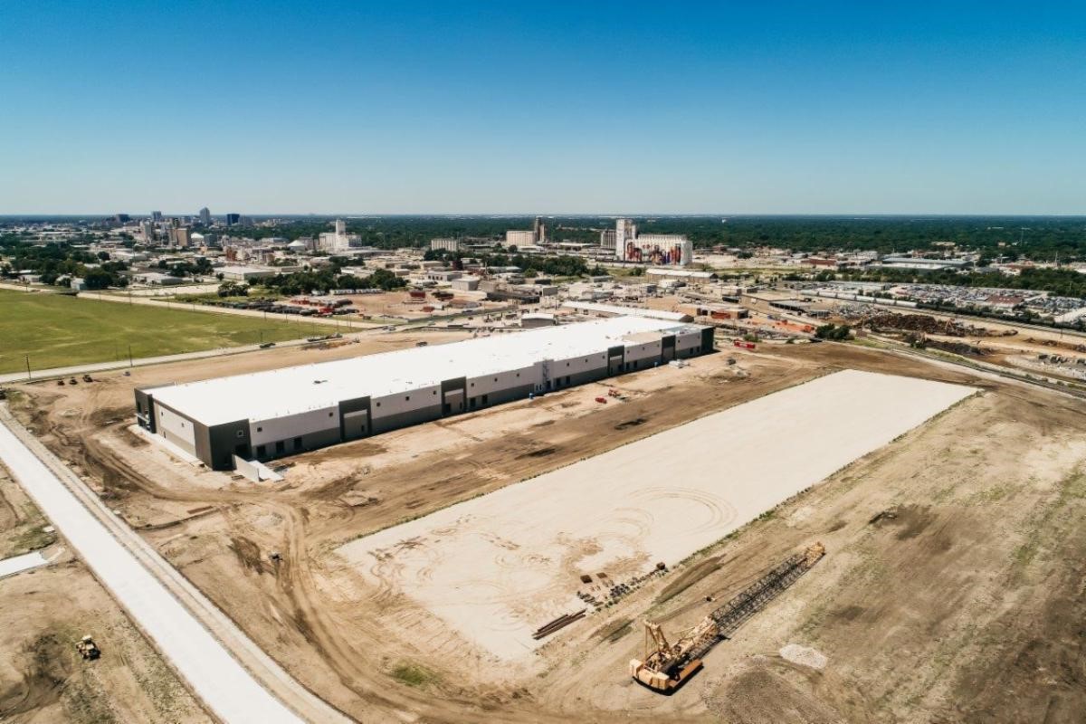 The ICT21 District Building has quite an impressive footprint! 👣 The first warehouse of two in this industrial park is nearing completion. We're proud to be part of this exciting project that will help provide needed industrial space in Wichita. #buildtolast