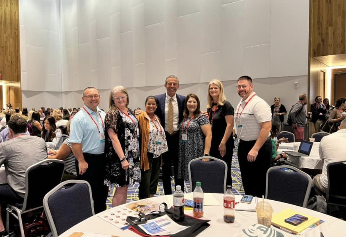 MrsTHolmes_6's tweet photo. Bruins with @ToddWhitaker! @MrSmith_AP_BHS @BankstonStaci #Bvillebruwin https://t.co/blHKR4VKaQ