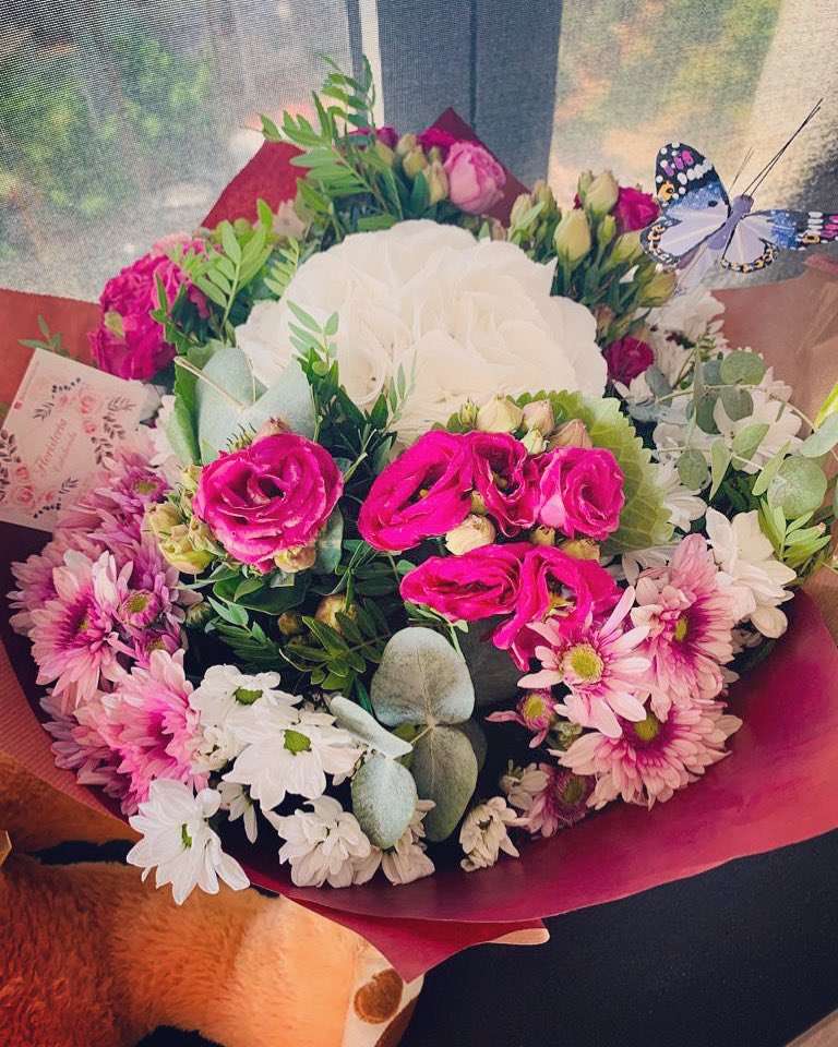 MeMyCatTheBigC's tweet image. Wow! Just received these stunning flowers from my boss &amp;amp; team ☺️🥰 with an incredibly thoughtful card, happy tears today! #bestboss #cancerandwork #breastcancer