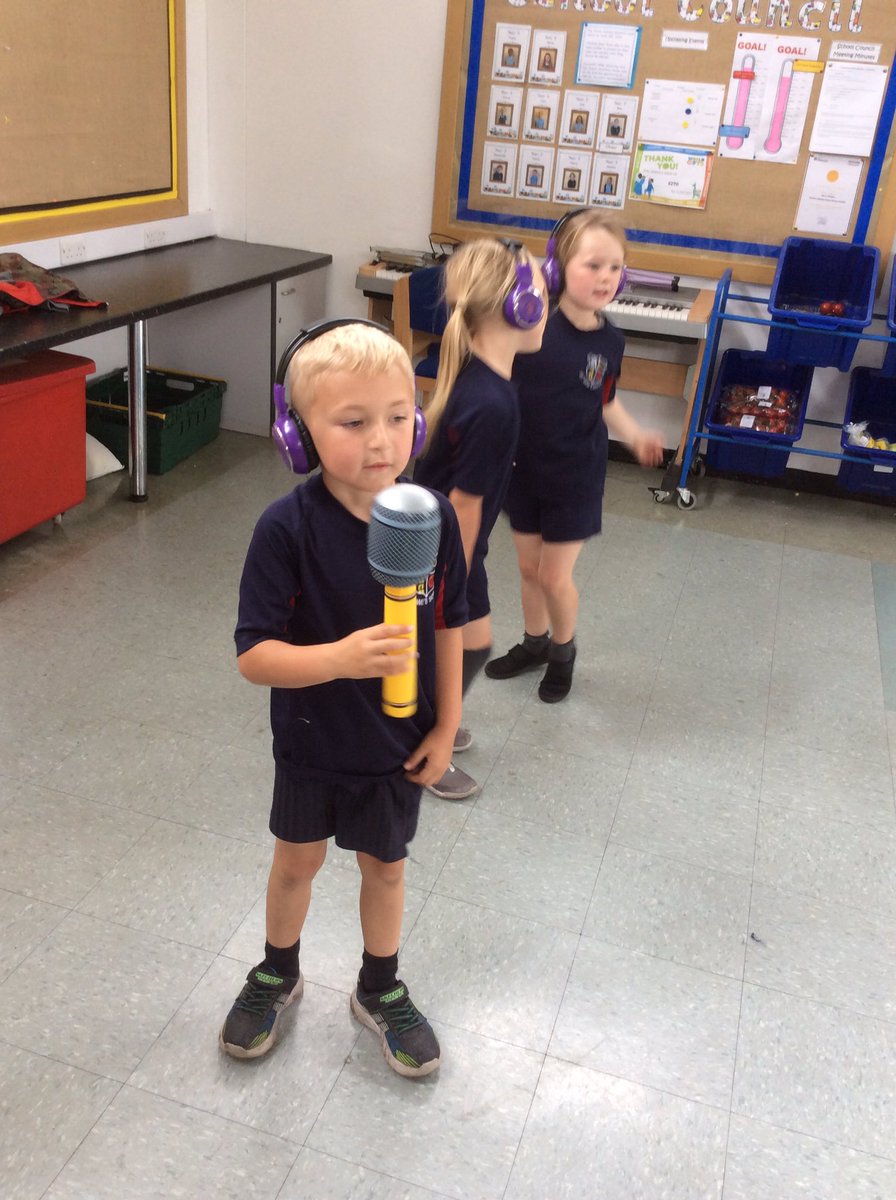 StAnnesFS's tweet photo. What a fantastic time we had at the silent disco this afternoon๐๐ผ๐บ๐ป#bustingsomemoves Thank you to @stannesptaorms1 https://t.co/fnlKq4UYv7