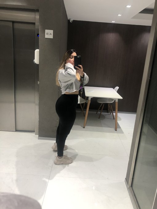 Anna - Exercising legs are killing me!! Who would give me a massage? 💆‍♀️ #girl #gym #exercise https://t.co/SRUux3fRKQ