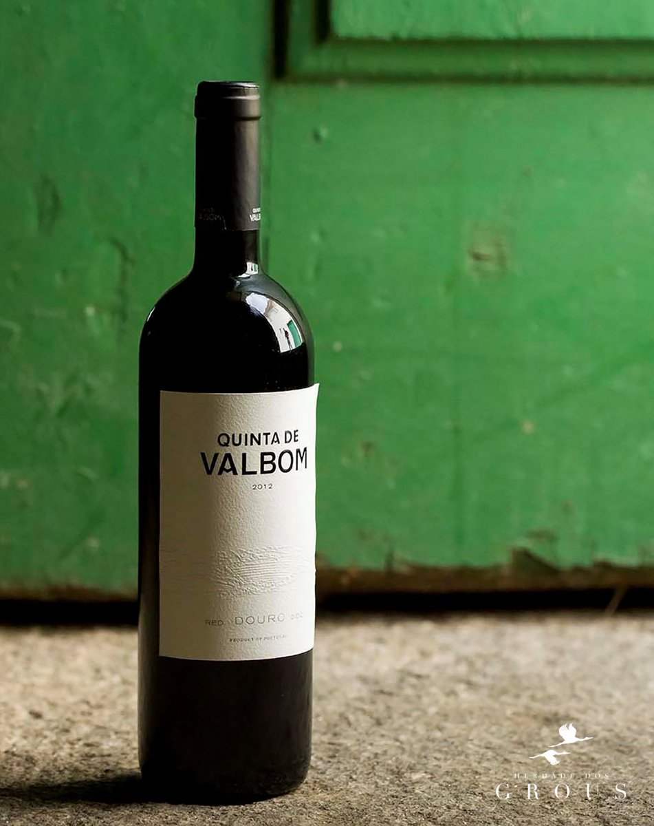 Quinta de Valbom is an excellent choice to take on holidays! Made from a group of traditional Douro grape varieties, it shows a ripe red fruit aroma, integrated with floral and woody notes. In the mouth it is very balanced and elegant!