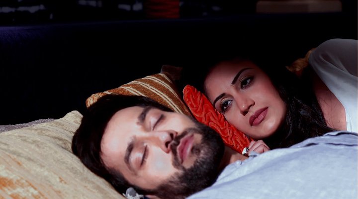 DishaMarium's tweet photo. Tanha adhura sa, khaamosh lamha sa, thehra hua hain dil yahan♥️ https://t.co/VJIIXBOddD