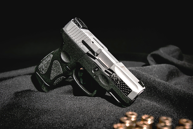 DefenseLrca's tweet photo. Taurus lança edição limitada da pistola G2c em comemoração aos 40 anos de sua fábrica nos EUA
#TaurusArmas #tasa4 #TaurusUSA #JindalTaurus #TaurusJM #antifrágil #PistolaG2c #PistolaG2c40AnosTUSA #EdiçãoLimitada
https://t.co/Foj6kXXDdj https://t.co/XtIUd4UNOf