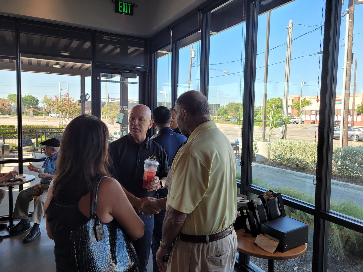 DPDCA's tweet photo. We are out at Starbucks at 11844 Josey Ln for #DPDCoffeewithCops with our Officers engaging with the #community. @DPDChiefGarcia @AShawDPD @LeroyQuigg @DPDMunoz @DPDNWNPO @DallasPD https://t.co/FB4erHBWjq