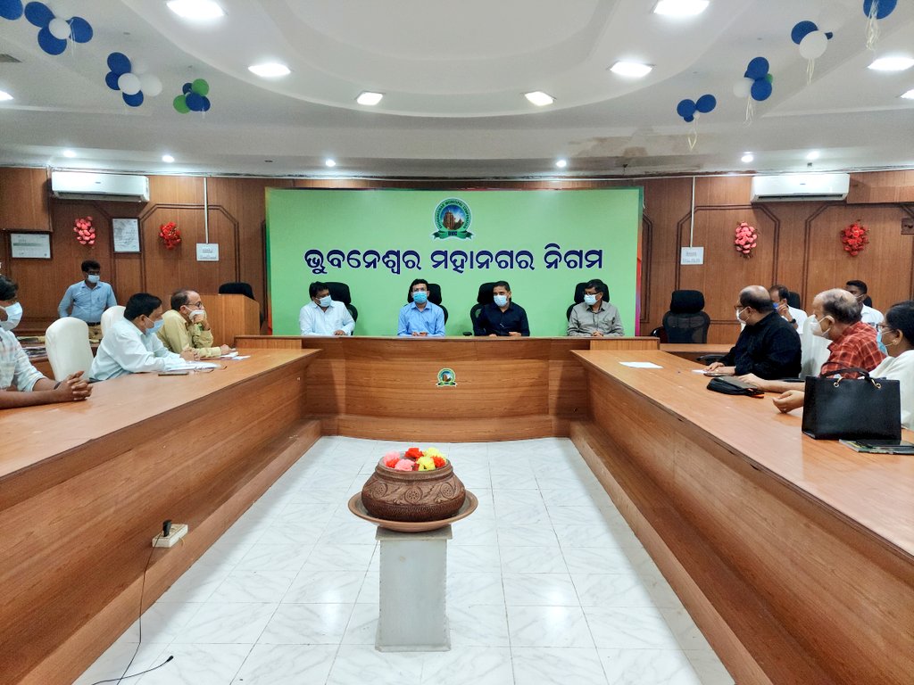 bmcbbsr's tweet photo. A #COVID19 review meeting was held today under the chairmanship of BMC Commissioner. 
Team BMC, Medical Officers, @HFWOdisha offcials attended.
Vaccination Centres will be increased to ramp up Vaccination.
Testing nos. will be increased, more RRTs will be added. @CMO_Odisha https://t.co/9Mni2gJ4Hc