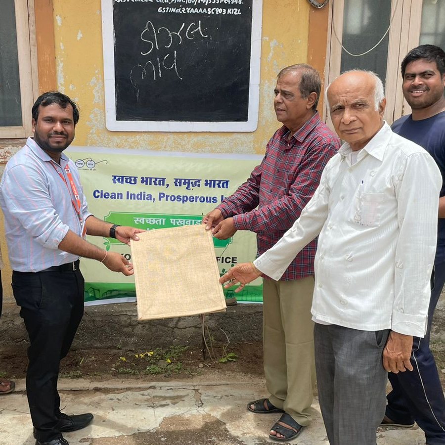 saarsar2124's tweet photo. Celebrated Swachhata Pakhawada at Shri Rajdhani Fisheries, Porbandar on 15.07.2022.
Various activities such as tree sapling plantation, Pledge taking, distribution of jute bags, sanitary kits, face masks etc. conducted to raise awareness on Swachhata.
@IOCGujarat @MANNADURAI7 https://t.co/QWhaBltA6f