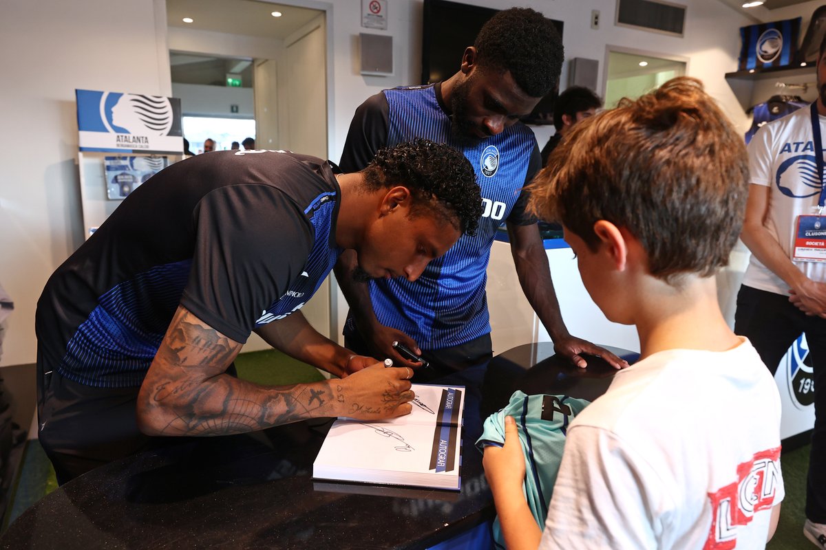 Atalanta_BC's tweet photo. Nuovo giorno di ritiro, nuovi ospiti al Temporary #AtalantaStore di Clusone! ๐ธ
#รderson and #Boga met and greeted our fans at the temporary #Atalanta Store in Clusone! ๐คฉ
๐ฅ https://t.co/OLflXZI7JK
#GoAtalantaGo โซ๏ธ๐ต https://t.co/0aIKszqy5l
