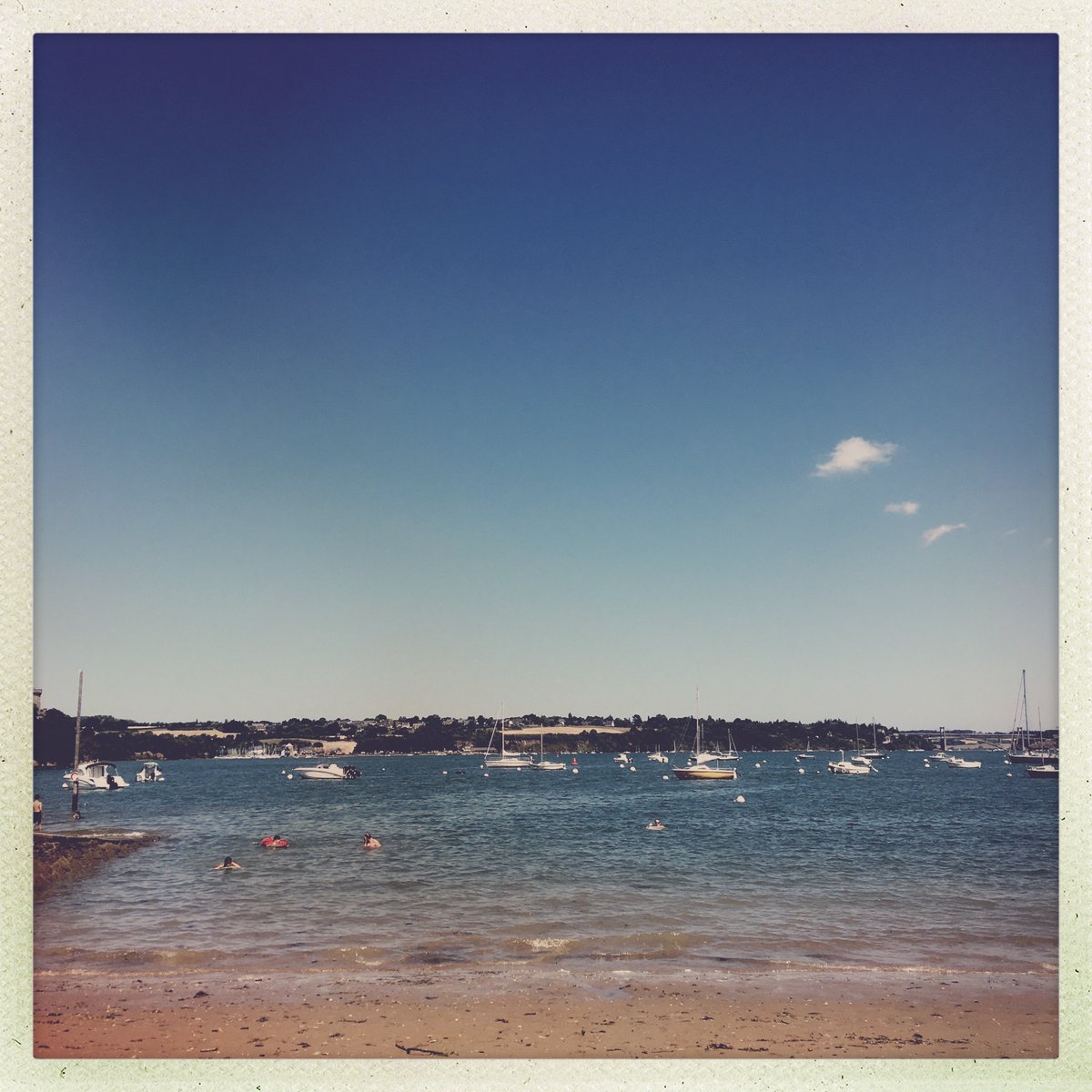 crossmansusanna's tweet photo. Friday is packing suitcases, organising my next virtual dinner party #TDPR with @LucyWriters, editing an essay on my childhood in a utopian commune, waiting at the hairdressers for my youngest daughter, chatting with a man who knew the Essex Boys "They wanted too much", he says. https://t.co/DnRejv3hoi