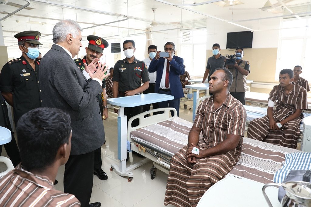 NewsWireLK's tweet photo. Acting President Ranil Wickremesinghe today visited injured soldiers who are being treated at the army hospital. https://t.co/jXdFZprR3K