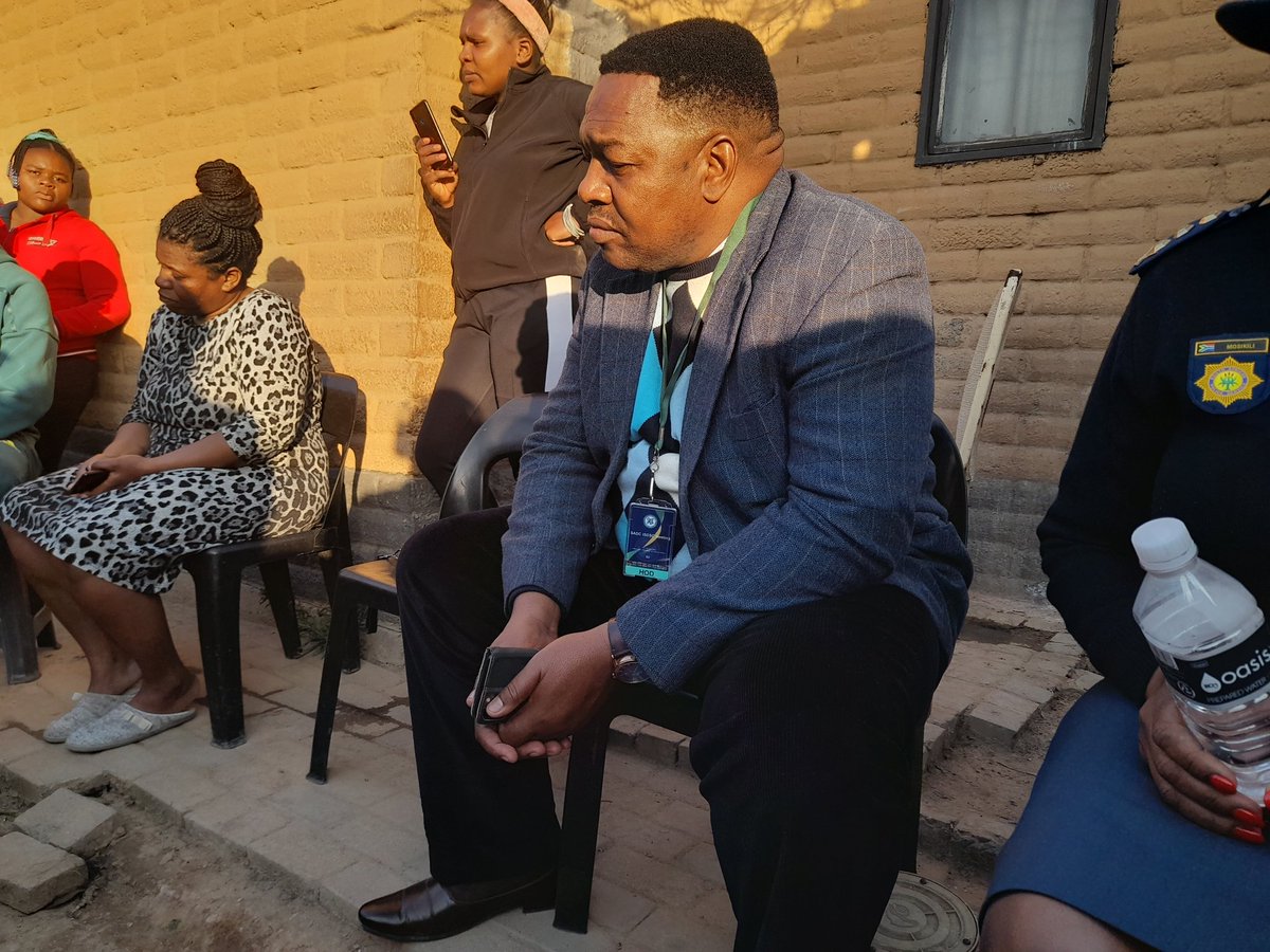 ntwaagae's tweet photo. #Alexshooting National police commissioner General Fannie Masemola visiting the family of taxi driver Simon Malovhela who was among the six people killed in Alexandra on Thursday night @TeamNews24 https://t.co/M4nSk2NxWW