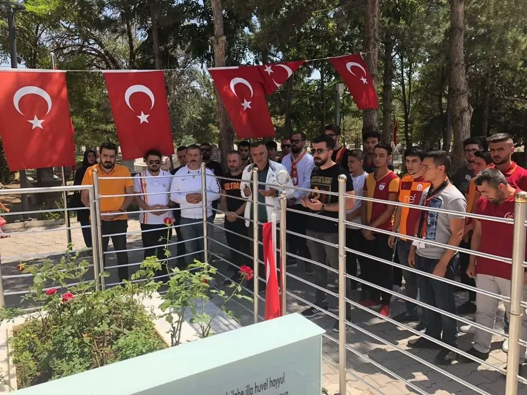 ultrAslan's tweet photo. Hain darbe teşebbüsünün seyrini değiştiren Kahraman Şehidimiz Ömer Halisdemir'i kabri başında ziyaretimiz.

#ultrAslan https://t.co/5xOQOgNB14