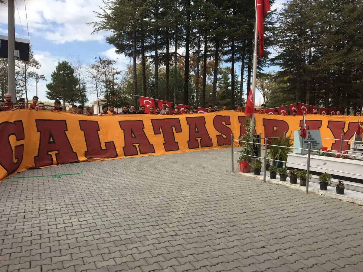 ultrAslan's tweet photo. Hain darbe teşebbüsünün seyrini değiştiren Kahraman Şehidimiz Ömer Halisdemir'i kabri başında ziyaretimiz.

#ultrAslan https://t.co/5xOQOgNB14