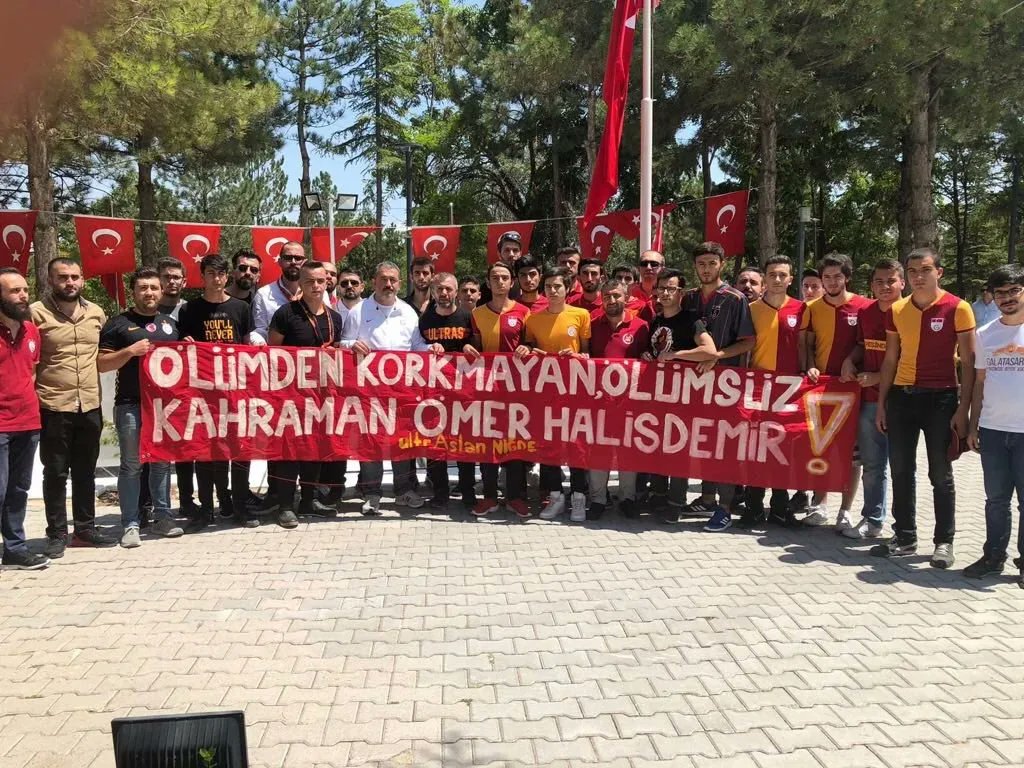ultrAslan's tweet photo. Hain darbe teşebbüsünün seyrini değiştiren Kahraman Şehidimiz Ömer Halisdemir'i kabri başında ziyaretimiz.

#ultrAslan https://t.co/5xOQOgNB14