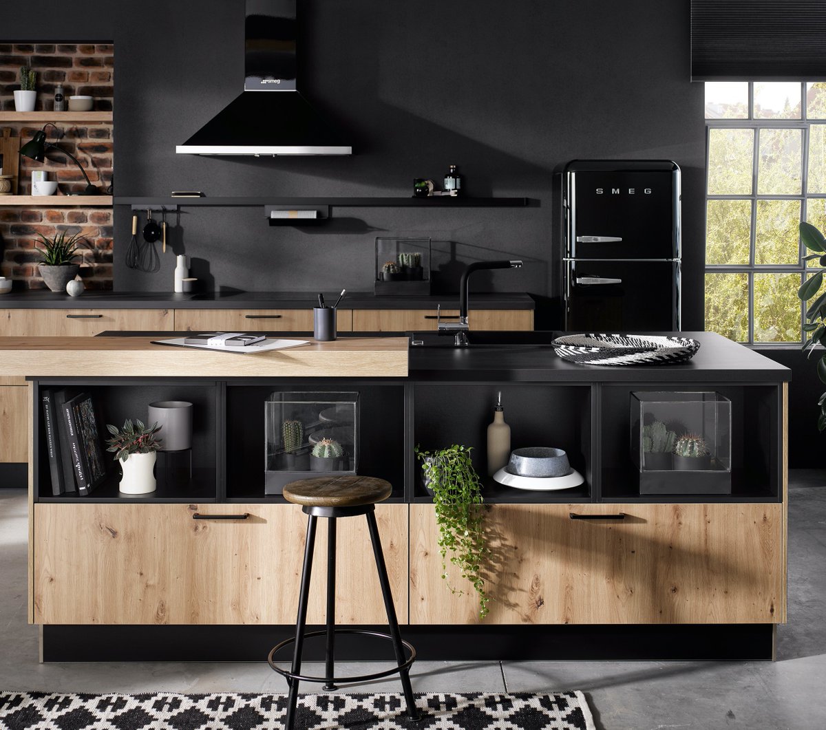 REDDYBRB's tweet photo. Diese Küche von @REDDYKuechen wirkt durch die hellen Fronten aus Sommereiche und die schwarzen Designelementen modern und zugleich gemütlich. 😊 Die Kücheninsel bietet Platz, um gemeinsam mit der ganzen Familie oder mit Freunden zu kochen. 🥘

#reddyküchen #küchenausstellung https://t.co/xVpwiiaCXF