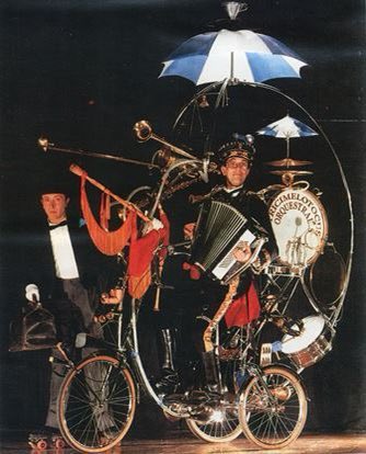 museumusicabcn's tweet photo. Les tardes d’estiu i el ciclisme són un binomi inseparable i, avui, li cerquem relacions amb el nostre museu… començant, és clar, amb el Tricimelotocus Orquestalis -bici orquestra-, d’Eugeni Soler! Obrim #filmusical pel #TDF2022 https://t.co/Uj5HkTh4Cb