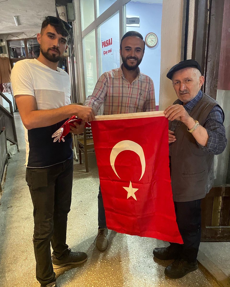 akgenlik_14's tweet photo. 15 Temmuz Demokrasi ve Milli Birlik Günü🇹🇷 
Ak Parti Göynük Gençlik kolları teşkilatımız ile birlikte Göynük esnafımıza TÜRK bayrağı hediyesinde bulunduk https://t.co/VpYjkUIHi9