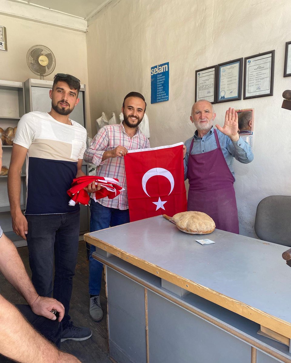 akgenlik_14's tweet photo. 15 Temmuz Demokrasi ve Milli Birlik Günü🇹🇷 
Ak Parti Göynük Gençlik kolları teşkilatımız ile birlikte Göynük esnafımıza TÜRK bayrağı hediyesinde bulunduk https://t.co/VpYjkUIHi9