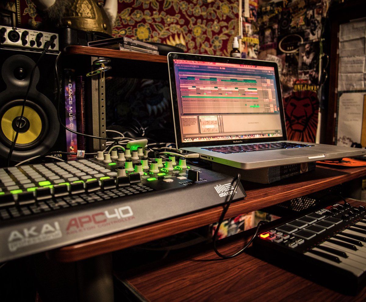 RZN8R's tweet photo. The creative setup I used to make my first EP in 2014. My new project Closing the Golden Gate is out now, and you can check it out here: https://t.co/N39nN32fN4 https://t.co/kod5OpcT0V