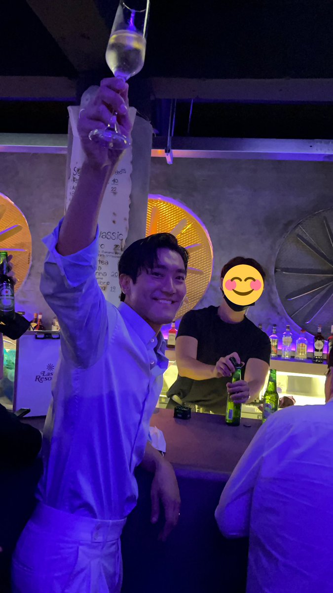 nekkie's tweet image. คือจะแวะจิบเบียร์ที่พซวเลี้ยง ต่อคิวอยู่ดีๆ ได้ยินเสียงกรี๊ด หันมาถึงพซวมา😭😭😭😭 #siwon