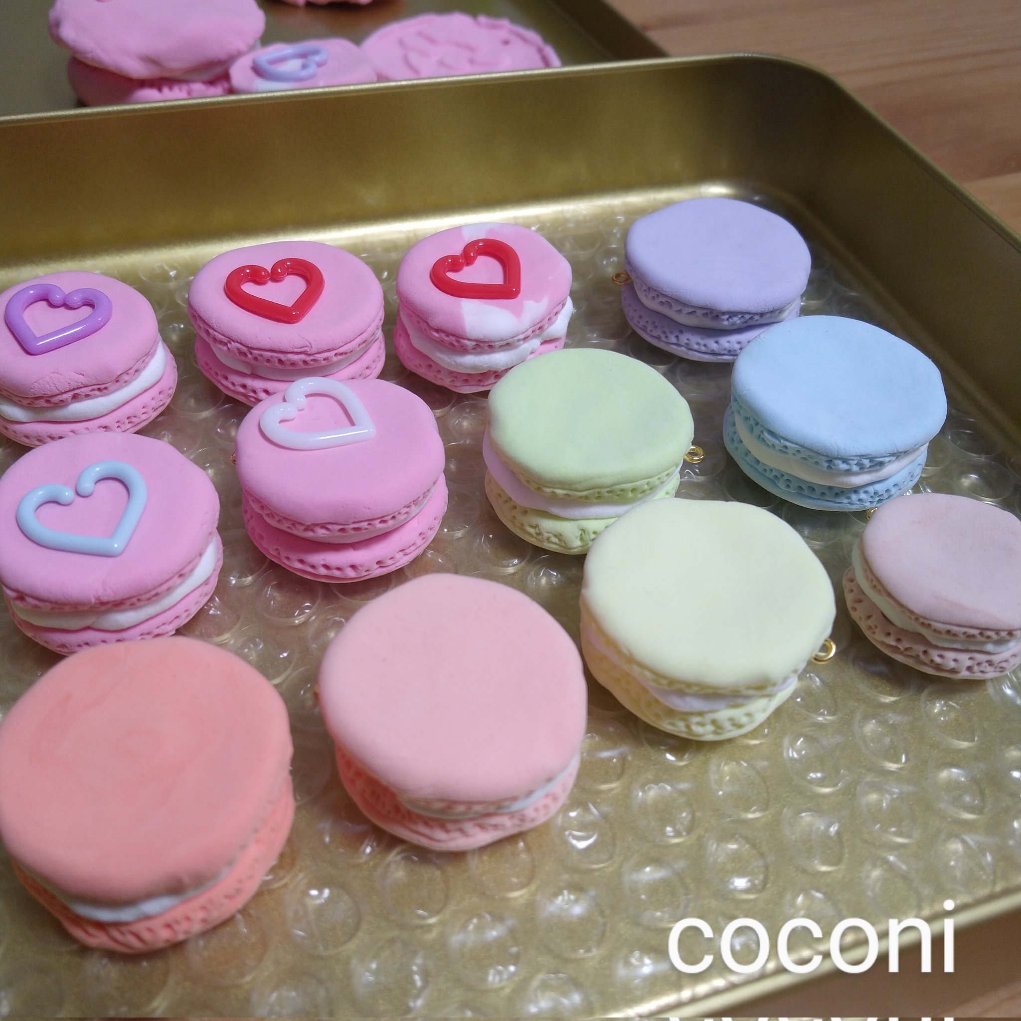 Coconi そして こちらは紙粘土で作ったマカロン 軽量粘土使ったから ネックレスやキーホルダーにしようと思ってヒートン付けてる 奥に見えるのは子供の作品 案外 私がハマって最後までこねてた スイーツデコハマりそう T Co 9rldazcze0