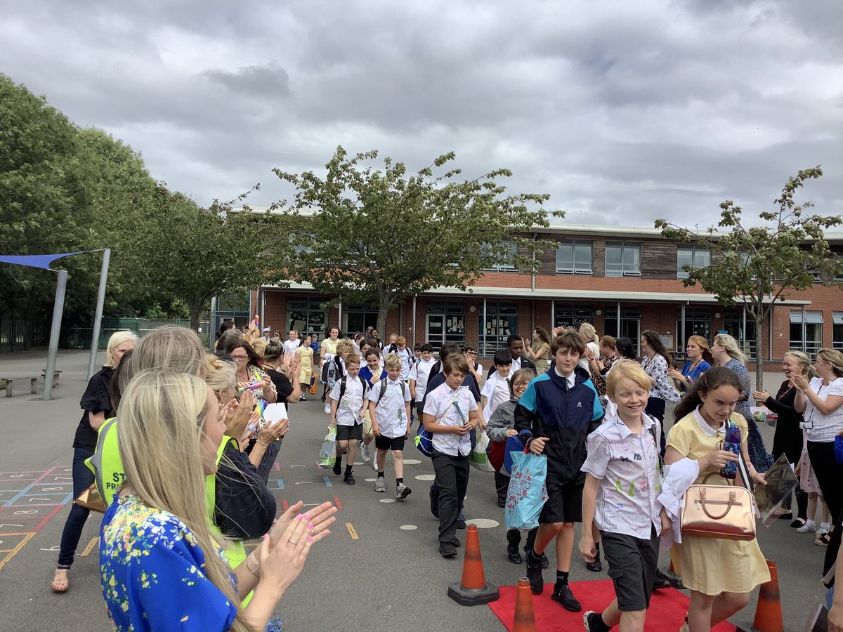 StJohnsKirkdale's tweet photo. 🎉 What a celebration to end a wonderful time at St.John’s 🎉 @6McS_stjohns @6J_stjohns https://t.co/bznR3phnMc
